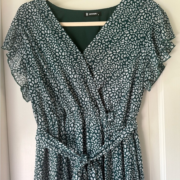 Chic Green and White Patterned Maxi Dress - Picture 3 of 7